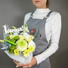 Композиция цветов с эустомой и хризантемами