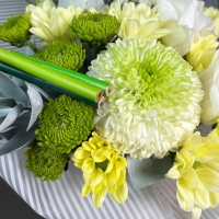 Композиция цветов с эустомой и хризантемами