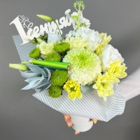 Композиция цветов с эустомой и хризантемами