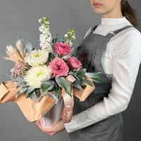 Цветы в стаканчике с розой, рускусом и хризантемой