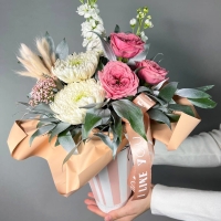 Цветы в стаканчике с розой, рускусом и хризантемой