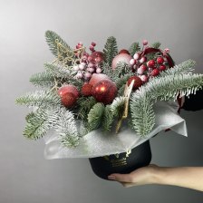 Новогодняя композиция с нобилисом, шарами и декором