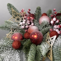 Новогодняя композиция с нобилисом, шарами и декором