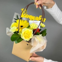 Композиция цветов с герберами и хризантемами