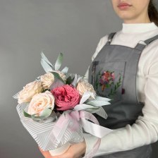 Цветы в стаканчике с розами и рускусом