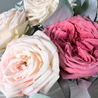 Цветы в стаканчике с розами и рускусом