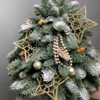 Новогодняя елка из нобилиса с декором "Праздничная светлая"
