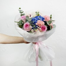 Сборный букет с розами, гортензией и гвоздиками
