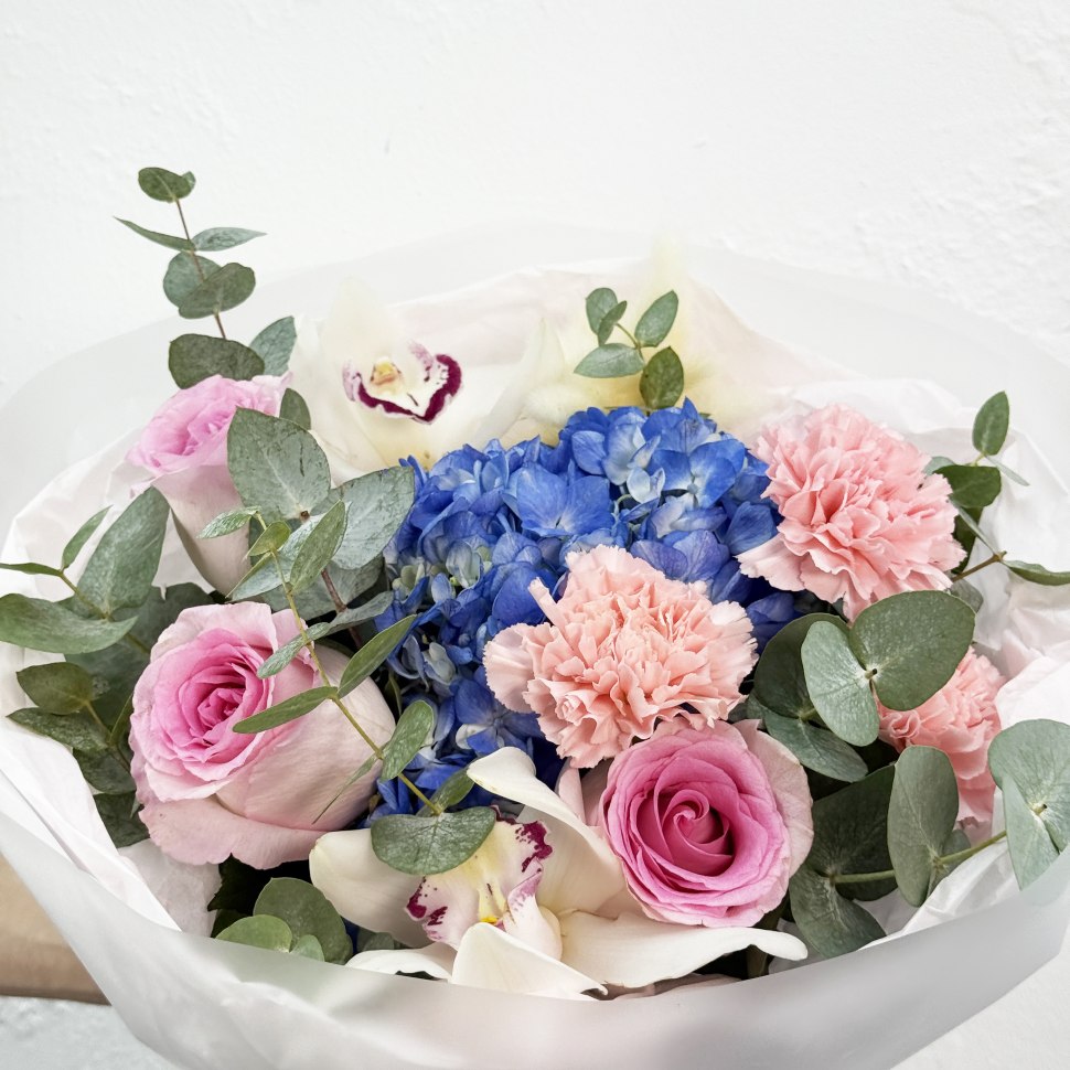 Сборный букет с розами, гортензией и гвоздиками