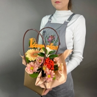 Композиция цветов с герберами и розами