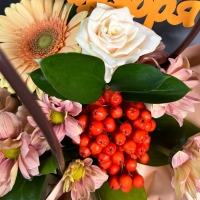 Композиция цветов с герберами и розами