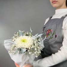 Цветы в стаканчике с гипсофилой и хризантемой