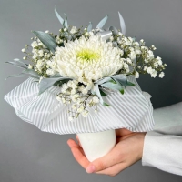 Цветы в стаканчике с гипсофилой и хризантемой