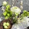 Коробочка с ранункулюсом, хелеборусом и вербой