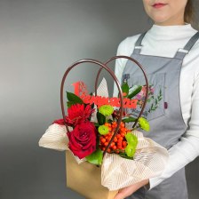 Композиция цветов с розами, хризантемами и герберами