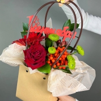 Композиция цветов с розами, хризантемами и герберами