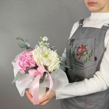 Цветы в стаканчике с хризантемой и гортензией