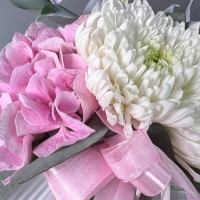 Цветы в стаканчике с хризантемой и гортензией