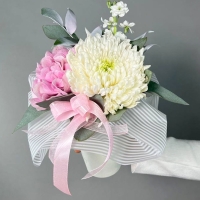 Цветы в стаканчике с хризантемой и гортензией