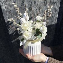 Композиция в вазе с гвоздикой и вербой