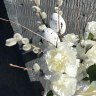 Композиция в вазе с гвоздикой и вербой