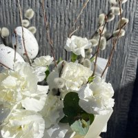 Композиция в вазе с гвоздикой и вербой