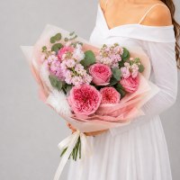 Букет из роз, маттиол и эвкалипта