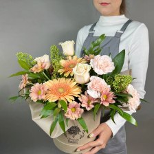 Коробочка цветов с розой, хризантемой и гвоздикой