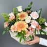Коробочка цветов с розой, хризантемой и гвоздикой