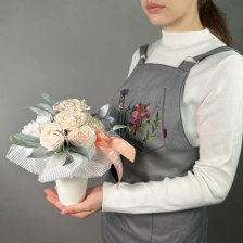 Цветы в стаканчике с гвоздикой, хризантемой и розой