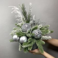 Композиция из искуст. ели с декором и шарами