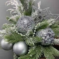 Композиция из искуст. ели с декором и шарами