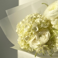 Букет из гортензий, ранункулюсов и астильбы