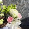 Коробочка с ранункулюсом, хелеборусом и вербой