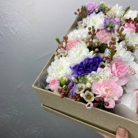 Композиция из анемонов, гвоздик кустовых и конфет