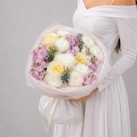Букет из хризантем, роз и маттиол 