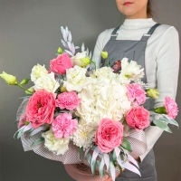 Коробочка цветов с розой, гортензией и гвоздикой