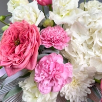 Коробочка цветов с розой, гортензией и гвоздикой