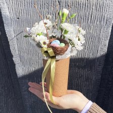 Стакан с хризантемой, гвоздикой и вербой