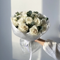 Букет из 21 розы и эвкалипта