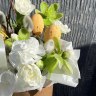 Стаканчик с гвоздикой, хелеборусом и ветками