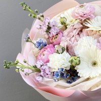 Букет с герберой ранункулюсами и маттиолой