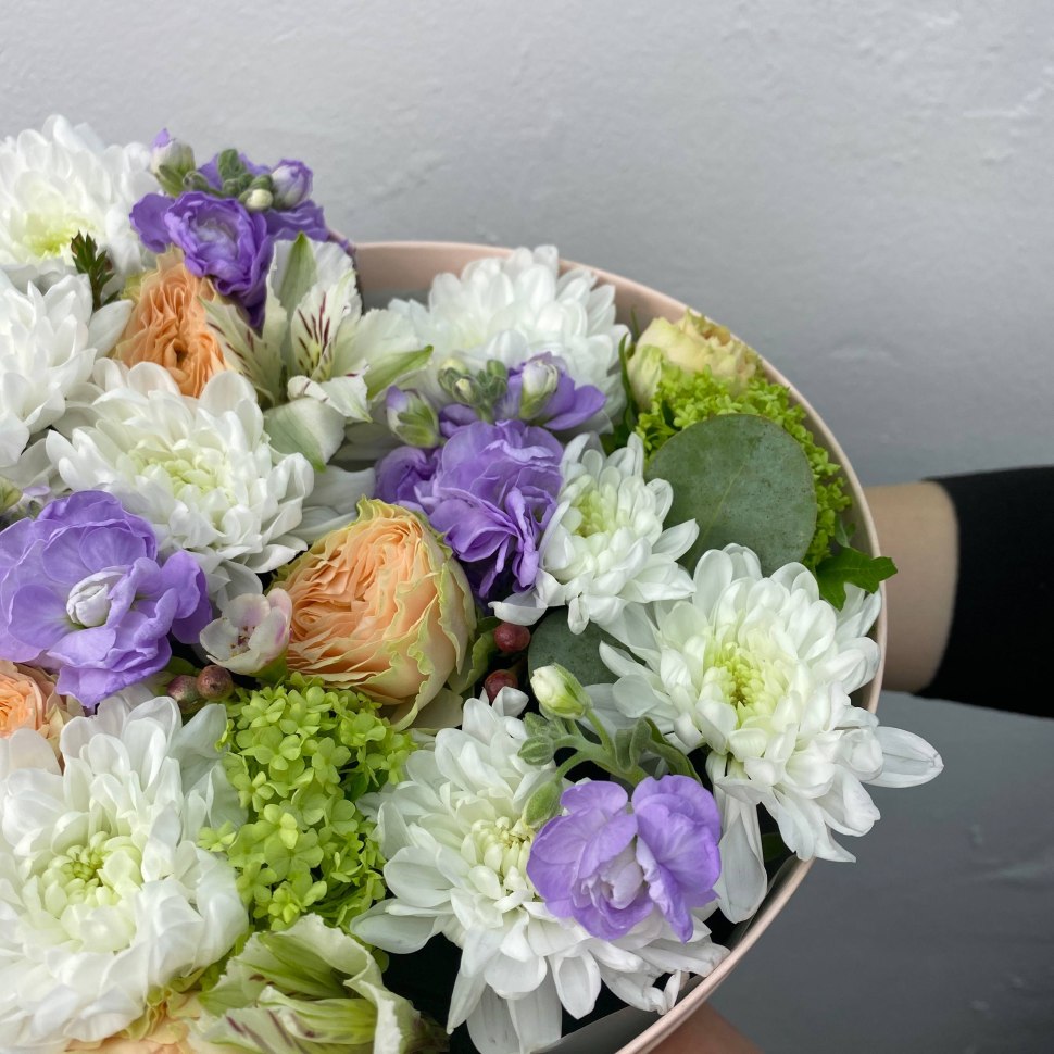 Композиция сердце из хризантем, роз, альстромерии