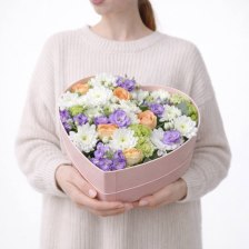 Композиция сердце из хризантем, роз, альстромерии