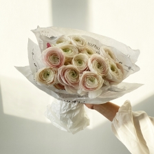 Букет из 15 ранункулюсов