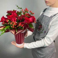 Цветы в стаканчике с розами, хризантемами и рускусом