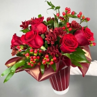 Цветы в стаканчике с розами, хризантемами и рускусом