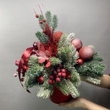 Новогодняя композиция из искуст. ели с шарами и лентой