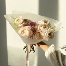 Букет из ранункулюсов, гортензий и астильбы