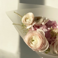 Букет из ранункулюсов, гортензий и астильбы